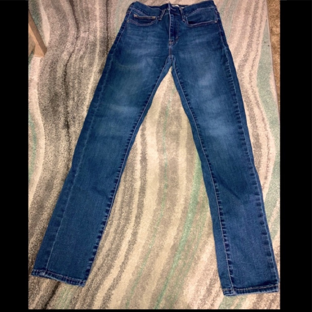 Womens Levi’s skinny jeans .. Great Condition!! Barely Worn